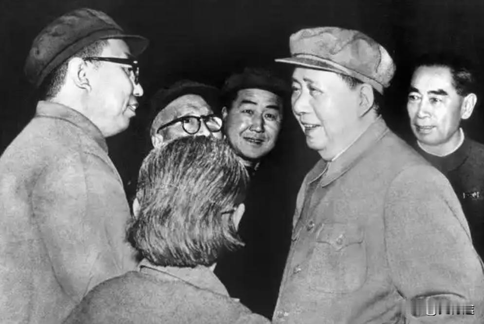 毛主席逝世前，任命华国锋为国务院总理，又任命华国锋为中共中央第一副主席，让华国锋