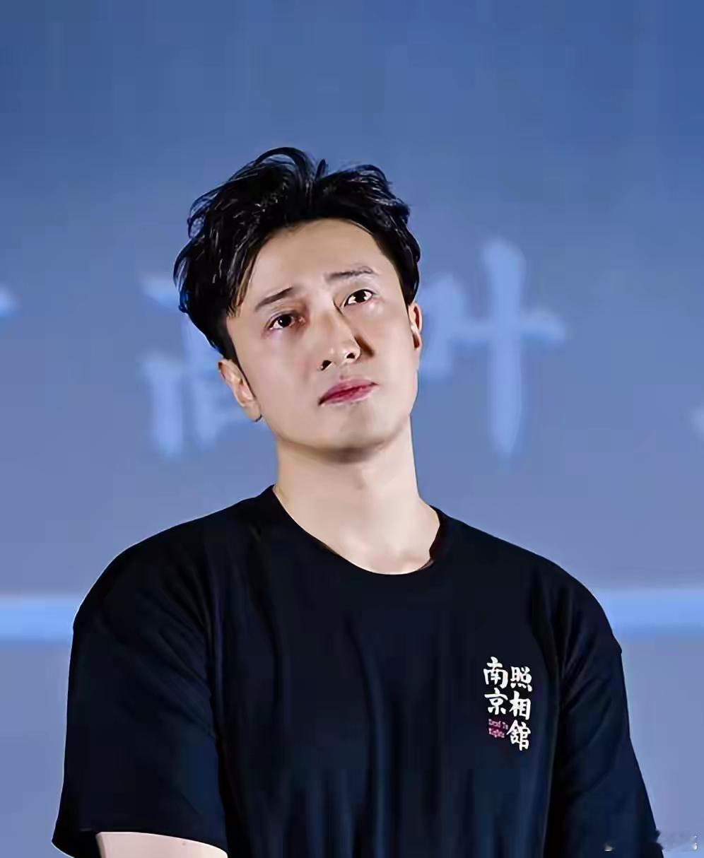 1.入行初期的王传君一心深耕演技，坚守演员本心，不愿迎合资本规则；如今切身感受