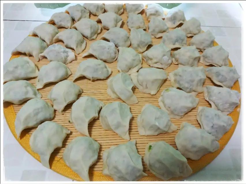 前几天听朋友介绍，我用荠菜煮了碗面条，那叫一个鲜啊！就算拿再好的肉菜跟我换，我都