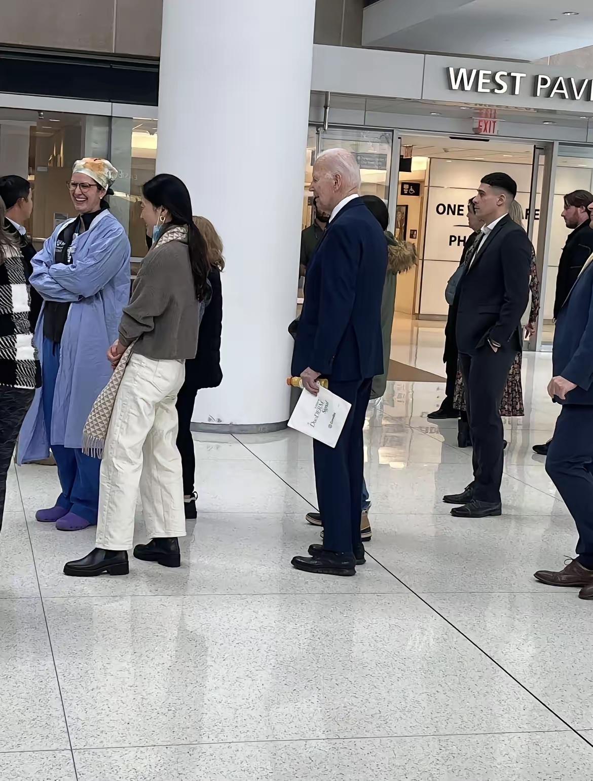 美国人也太不懂事了！一点眼见力都没有？怎么能这样呢！总统来店里吃饭，一点特殊优