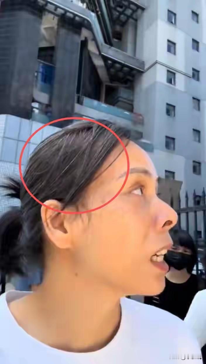 这么可爱阳光的女孩，就因为父亲送她上学，捎带了一个邻居，竟然被男孩杀害，母亲一夜