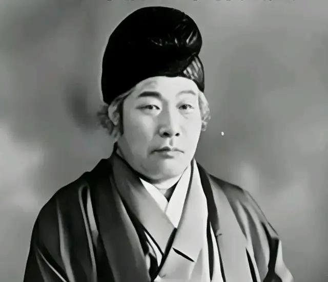 1936，日本著名神棍王仁三郎，在一家小饭馆偶遇了东条英机，他劝东条英机说，你的