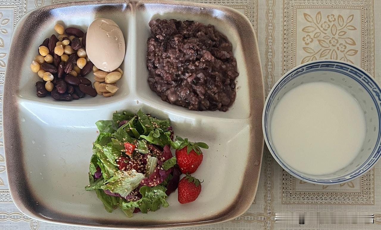 图片来源营养师的今日早餐，是211饮食法的搭配。我自己亲自体验调整饮食结构，