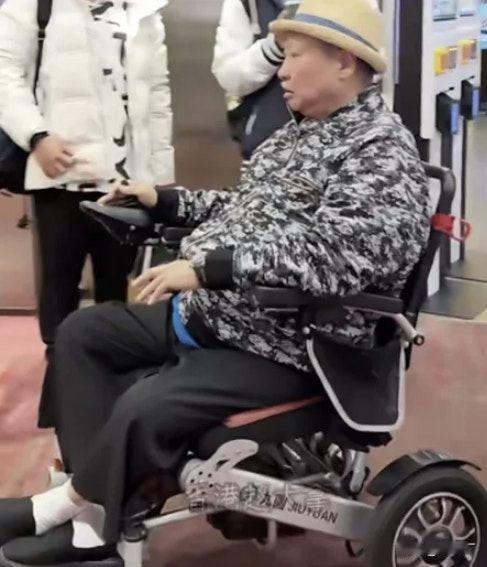 咱就是说洪金宝最近状态好到离谱！整个人直接回春了，怪不得网友都怀疑他打了什么神秘