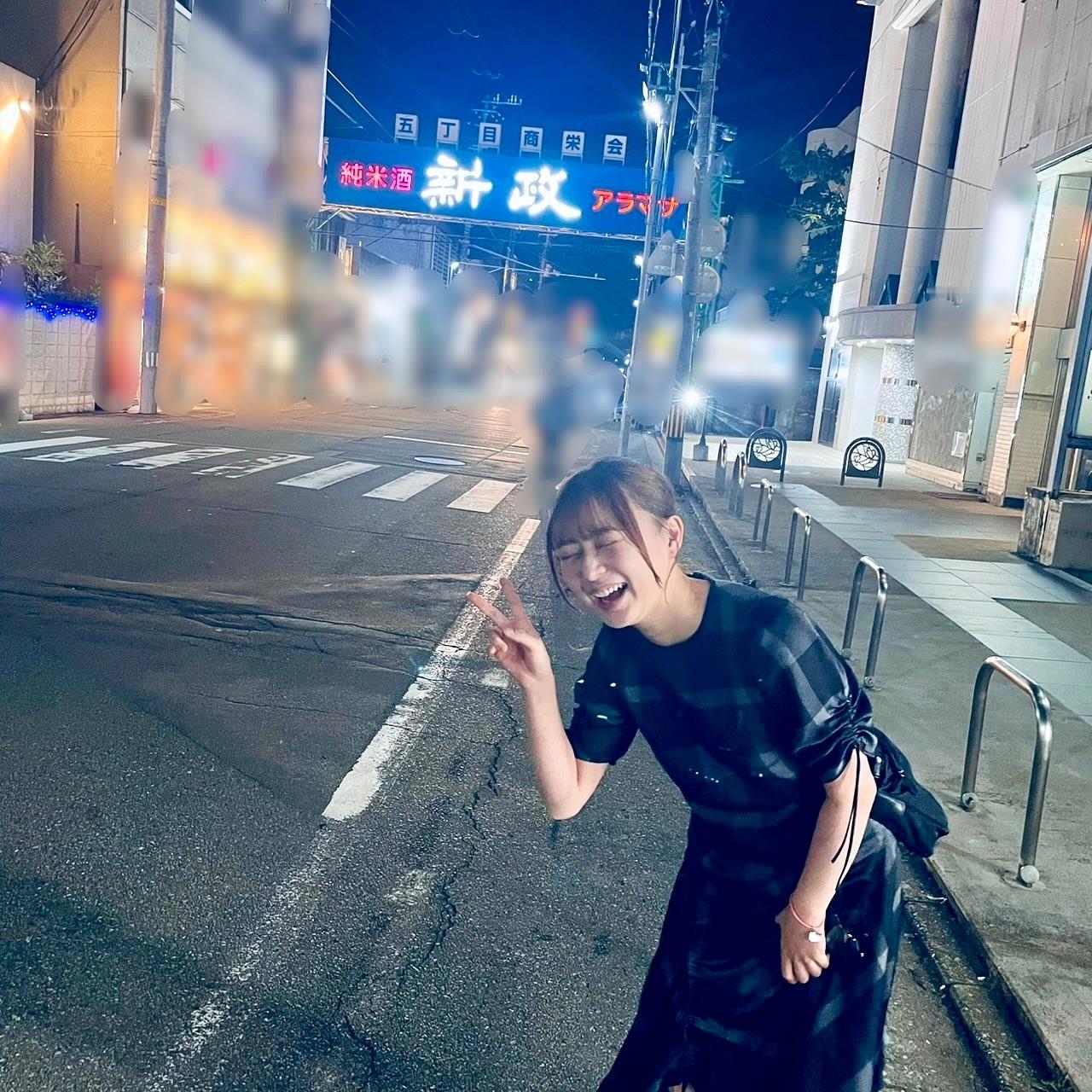 鈴木絢音「お友達と再会してニコニコの私です☺️写真の時は半袖で外にいますが