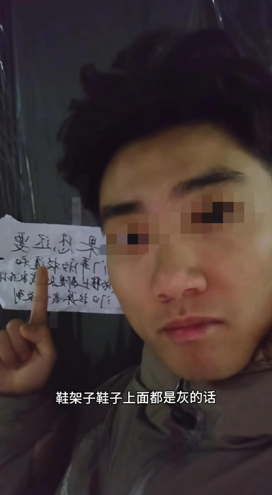 楼道法师对决，闹到全网笑料！一个在楼道摆鞋架占道，一个装修敞门扬灰，俩恶人直