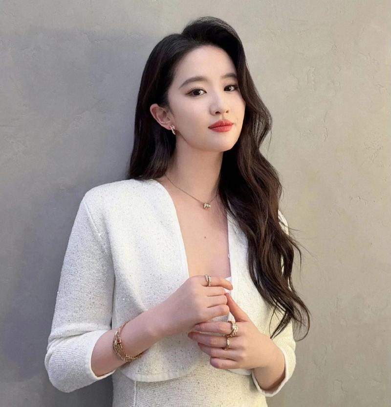 我觉得两位都很好看，刘亦菲的美让人一眼惊艳，高圆圆的美不张扬，但是却让人能深深的