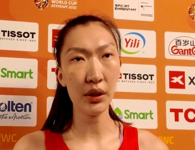 一场必须拿下的球，偏偏在她才归队三天、默契还松动的当口撞上来。赛前，韩旭直说对