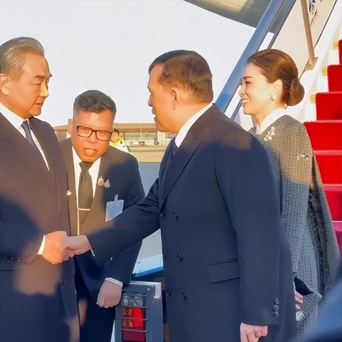 北京机场又来一位贵宾！11月13日下午，西班牙国王和王后离开回国之后，泰国玛哈