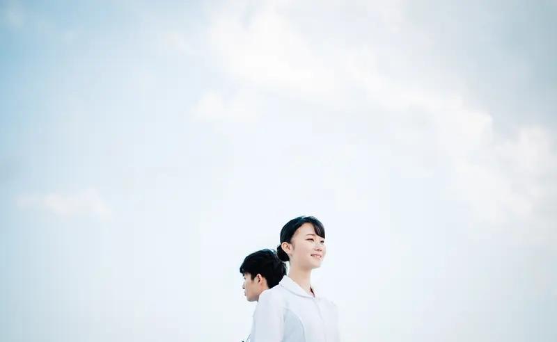 内向不是缺陷，是配置。会计室里敲键盘的，比开会时说话的更靠谱。编辑改稿不用当