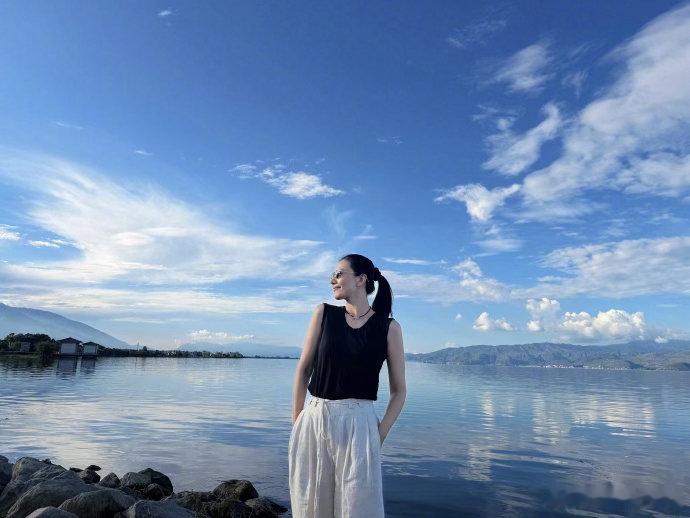 高圆圆我的头像又有了高圆圆好松弛的美丽高圆圆湖边旅拍存货直接刷屏，每一帧画面都