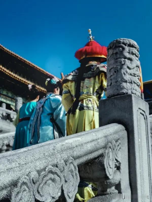 甄嬛对皇上和果郡王的爱有所不同。刚入宫时，甄嬛是真的爱皇上。十七八岁的她在杏花树