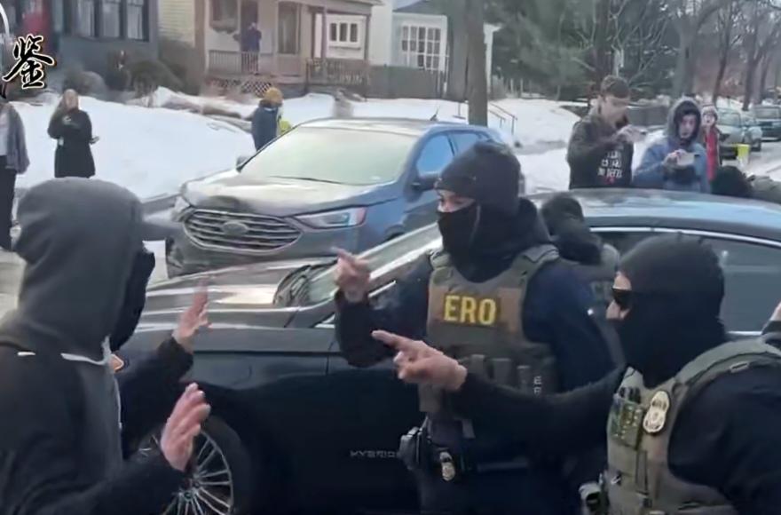 “北美懦夫”火遍全网，美国人人有武器，为什么不敢反抗ICE？美国社会有一个挺荒诞