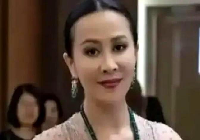 刘嘉玲刚把挑出来的蛋黄扔进骨碟，刘晓庆直接伸出筷子，一把夹起塞进嘴里。饭桌上