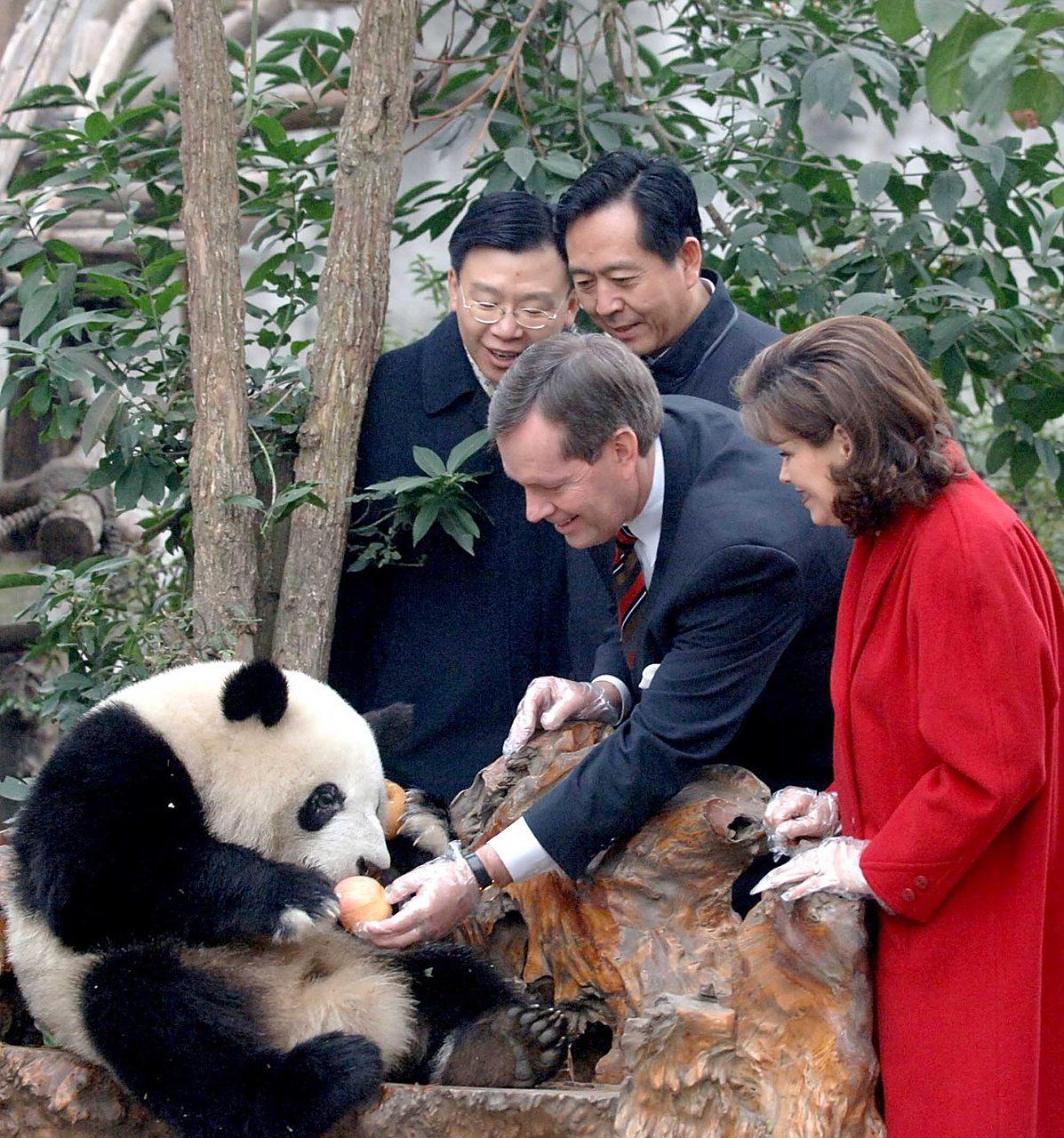 马克龙此次访华除了带了夫人布丽吉特一同访华之外，还带了法国博瓦勒野生动物园园长及