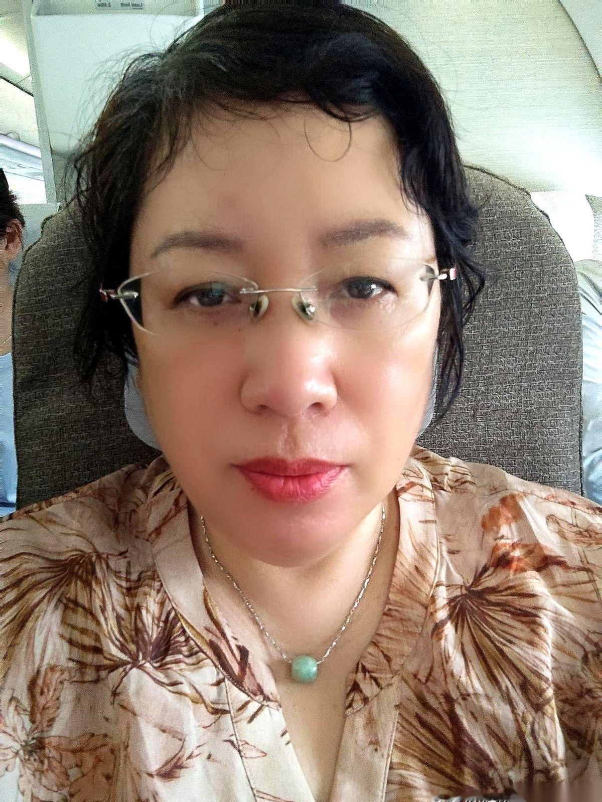 得，飞行模式白开了。刚听完空姐温柔的“请您打开遮光板、收起小桌板、调直座椅靠背