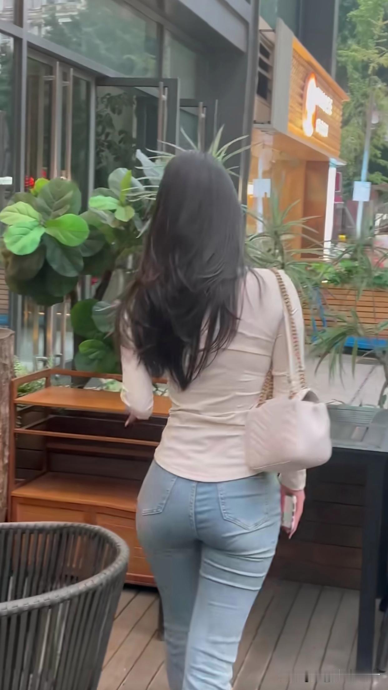 都市女孩的时尚穿搭总能成为街头一道亮丽的风景线。就说我上次逛街看到的一个女孩，上
