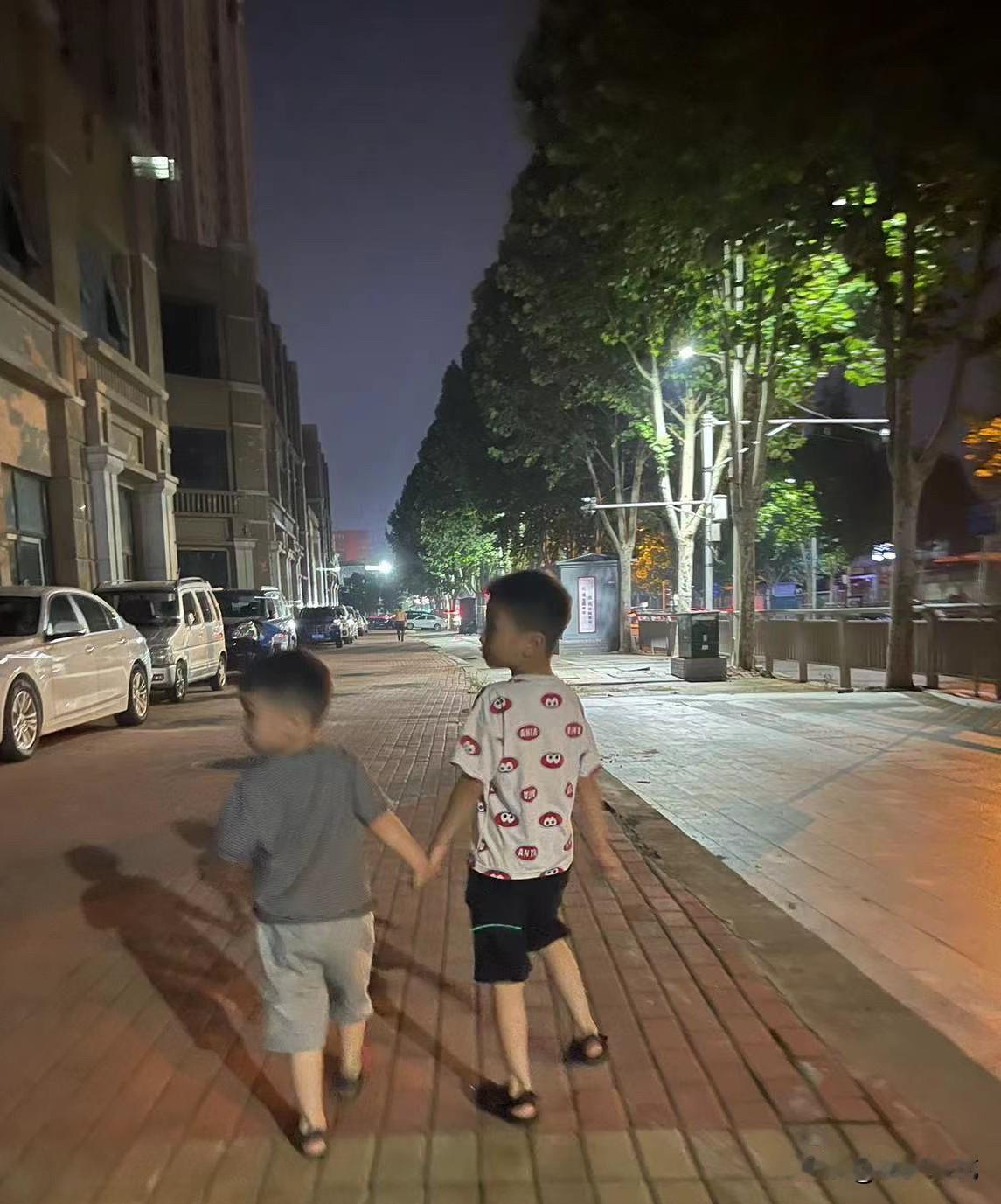 我家孩子一个8岁一个6岁，现在说“是不是读书的料”好像有点早。但是现在已经能看出