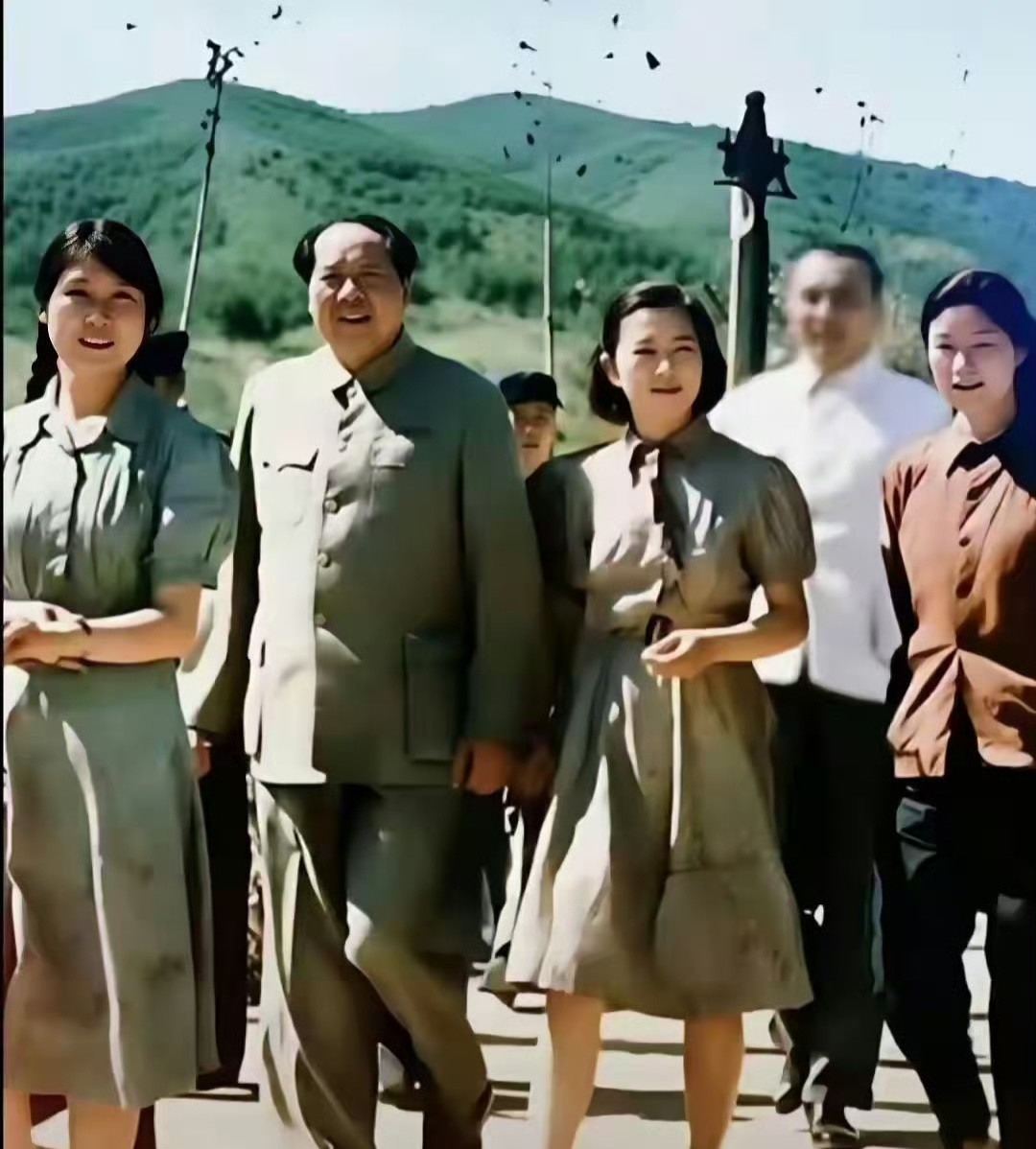 这张稀罕而珍贵的照片，大家见到过吗？它于1953年夏在北京玉泉山拍摄的。毛主席带