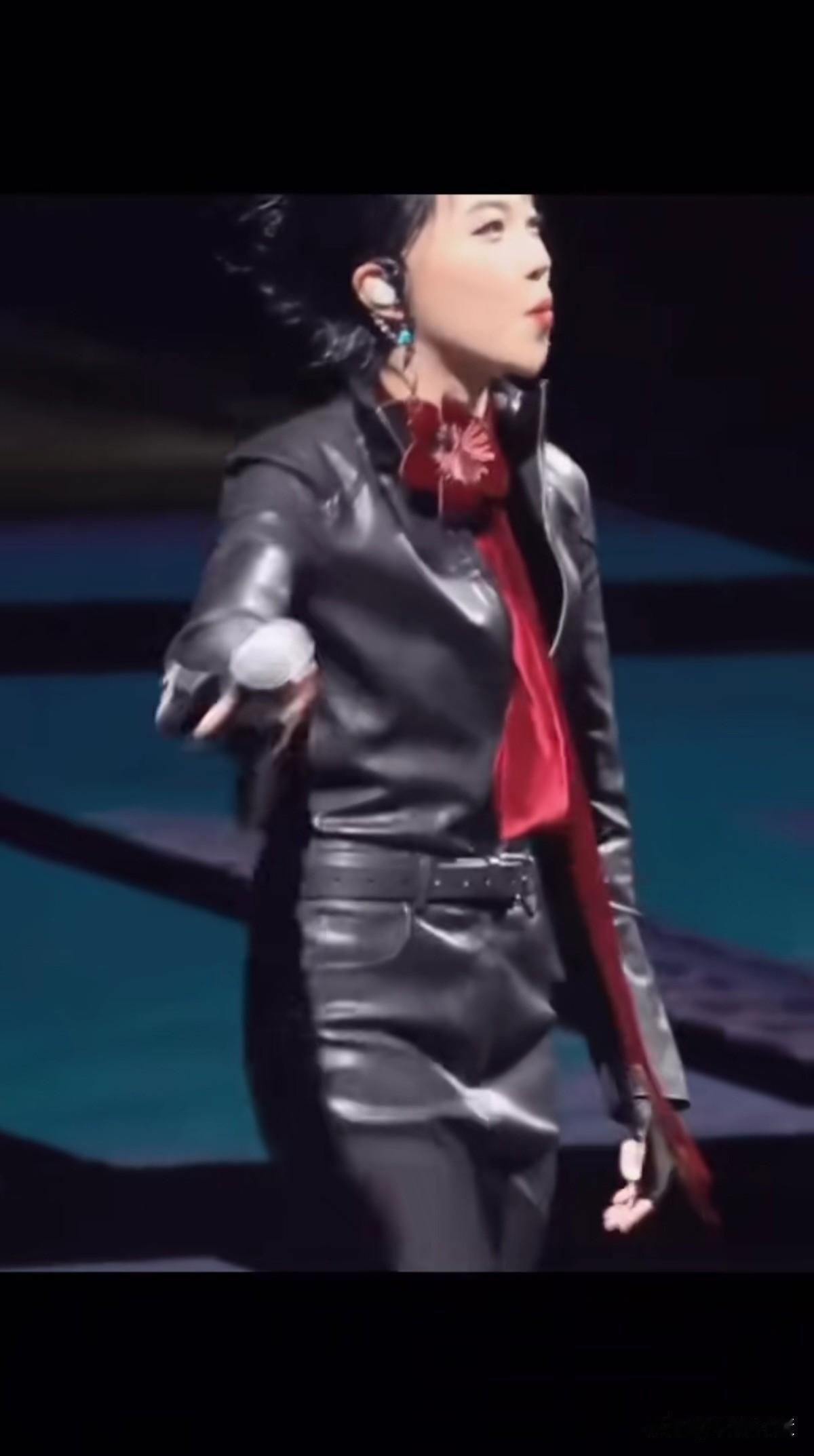 窦靖童这孩子很棒，很不错，大大方方的，特别是她的则面，太像她妈妈王菲天后了