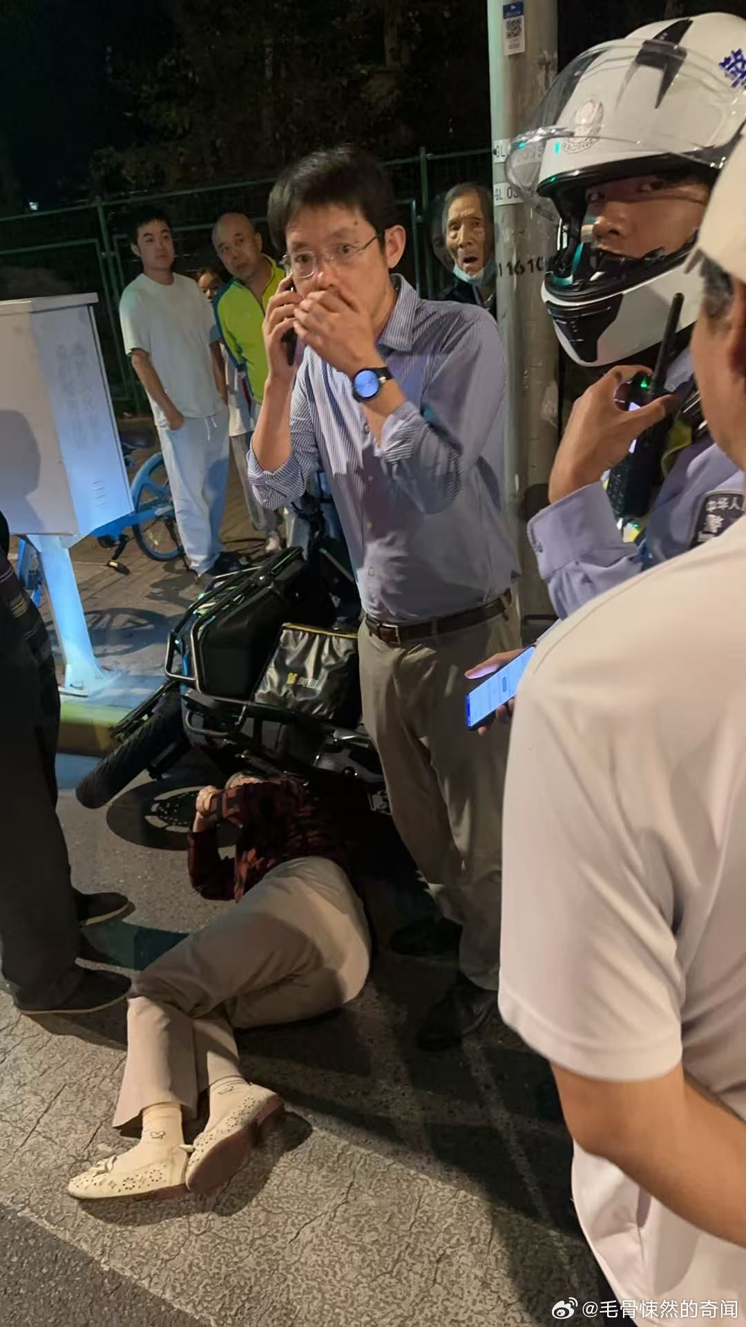 戴口罩大爷身后是啥​​​