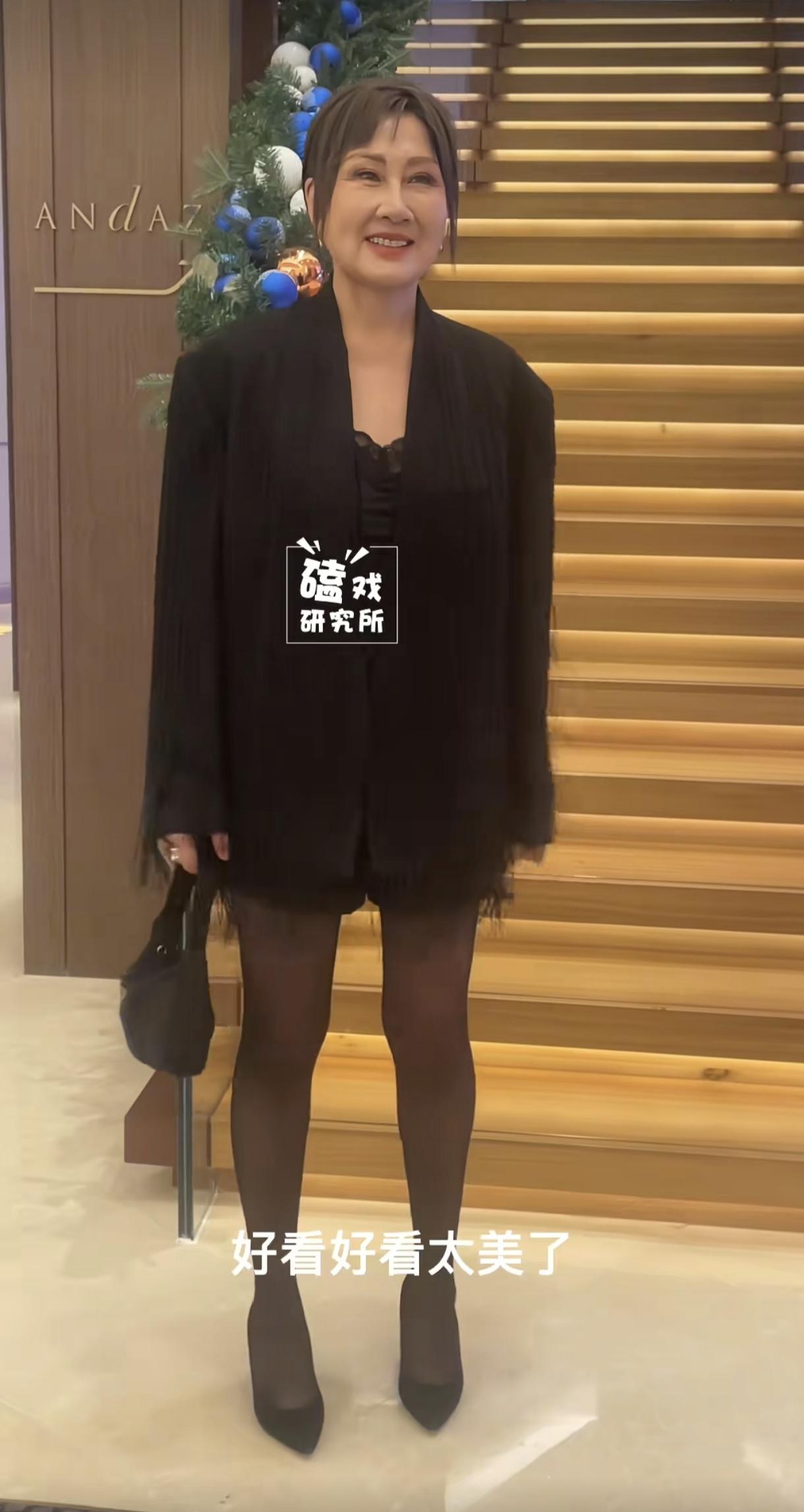 63岁的老戏骨张凯丽长发黑丝造型出席新时代电影节，一双纤细的美腿惊艳全场，太好看