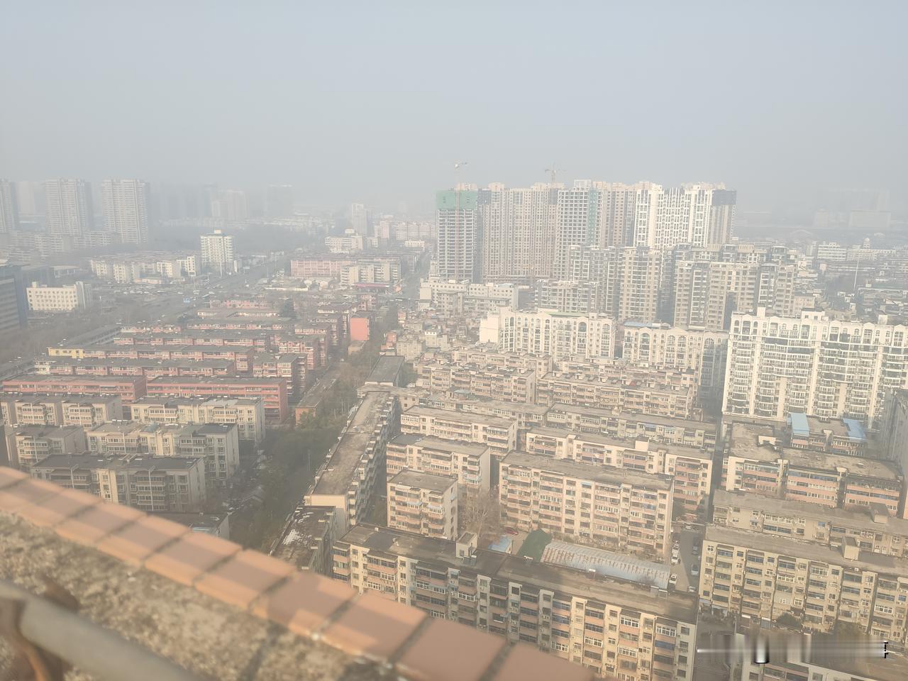 今天郑州市的天气虽然很好，但雾霾严重，站在高处俯视一下，整个城市笼罩在雾霾之中。