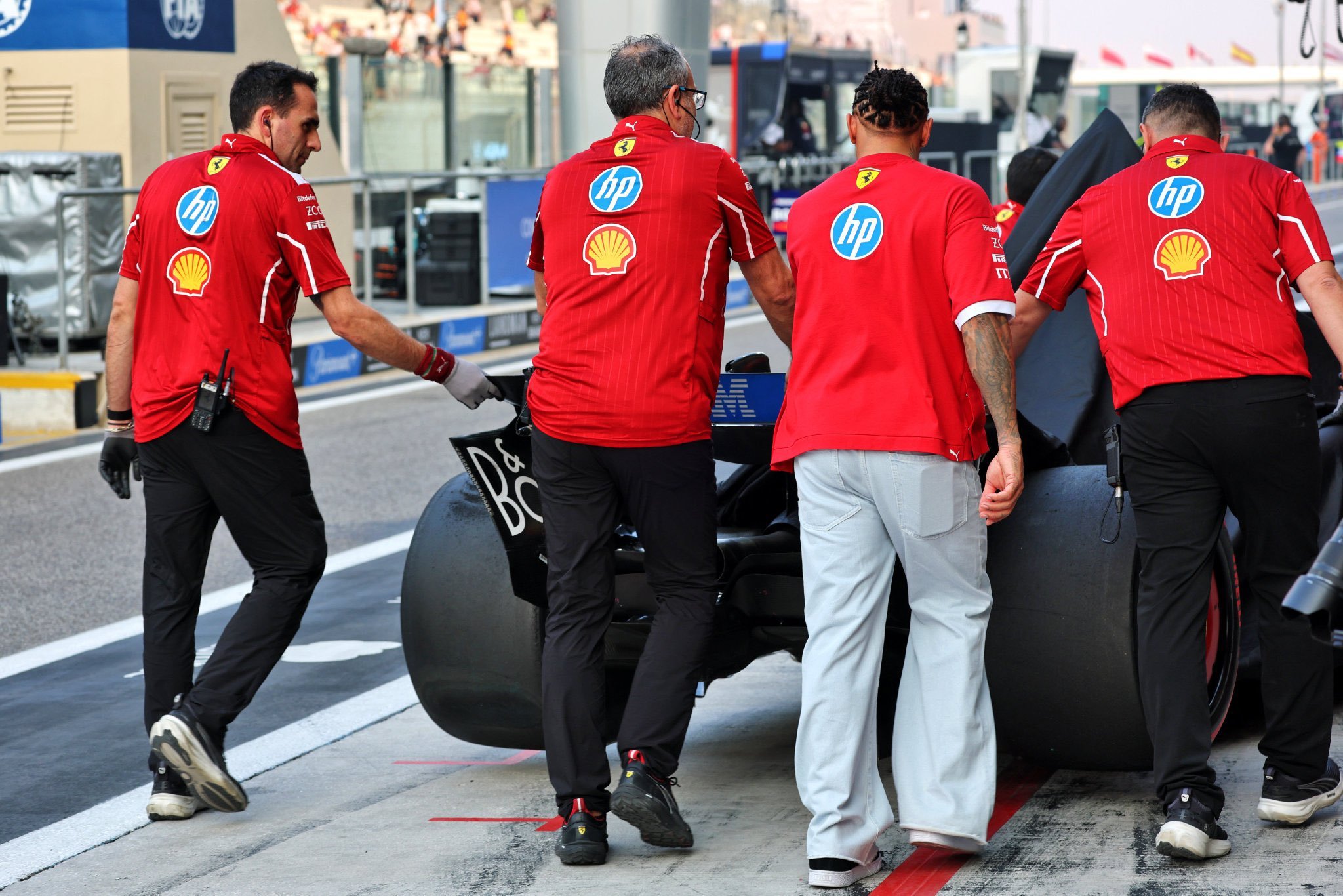 卧槽，汉密尔顿已经亲自上手帮忙推车了，这可是7冠王啊。这样的画面，我之前从未见过