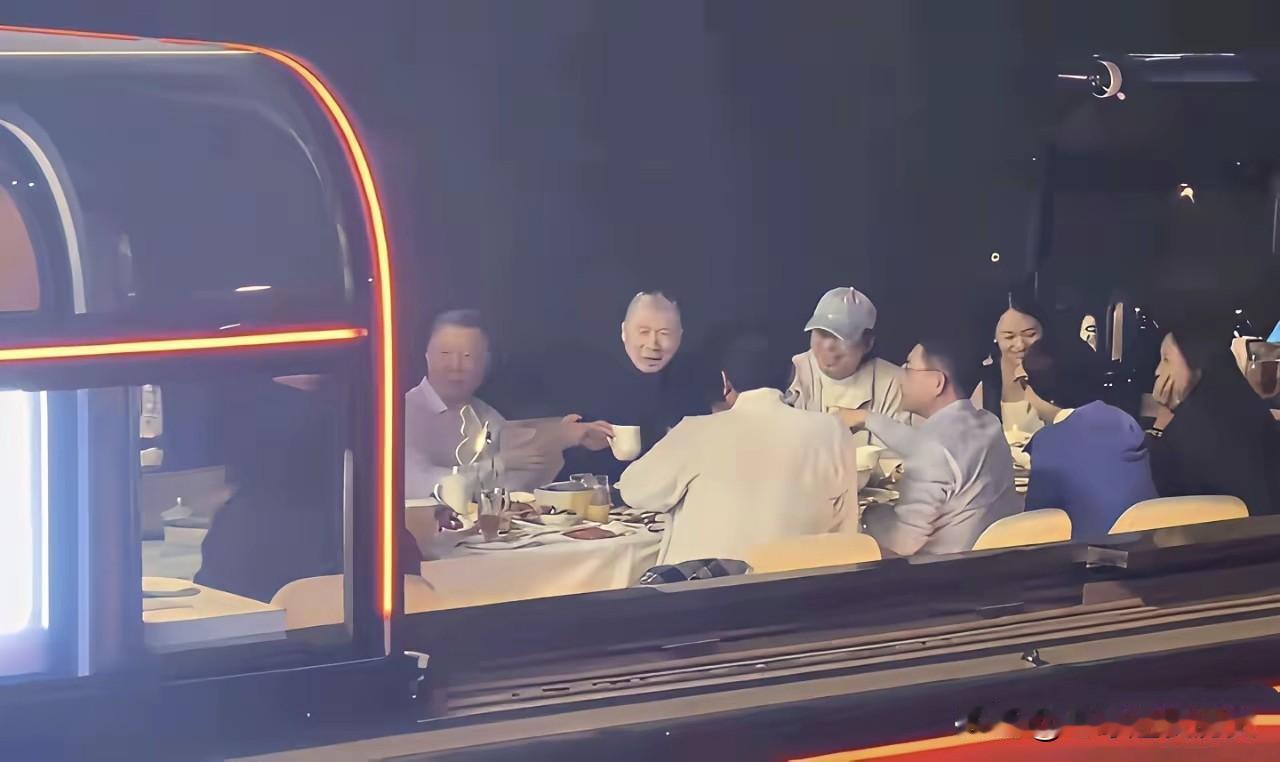 大家也都走个面了，不知道刚哥为广西捐款了吗？就这游艇是挺气派啊！