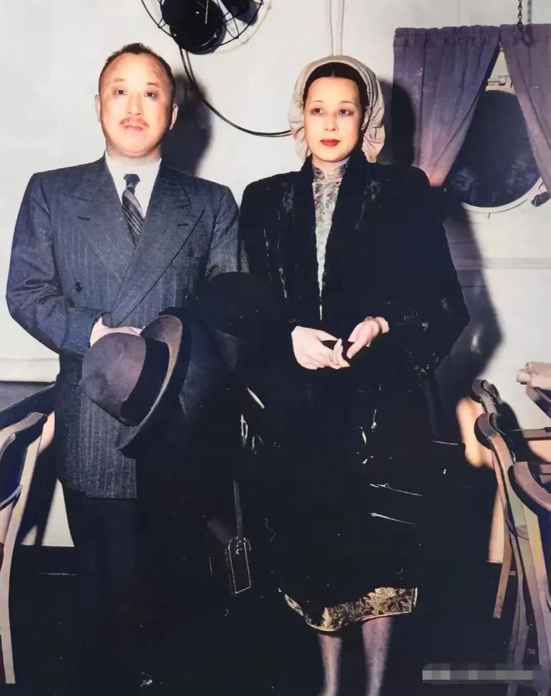 这是1947年卫立煌和夫人在海外时的留影，卫立煌的夫人是北大的高材生，而且长得非