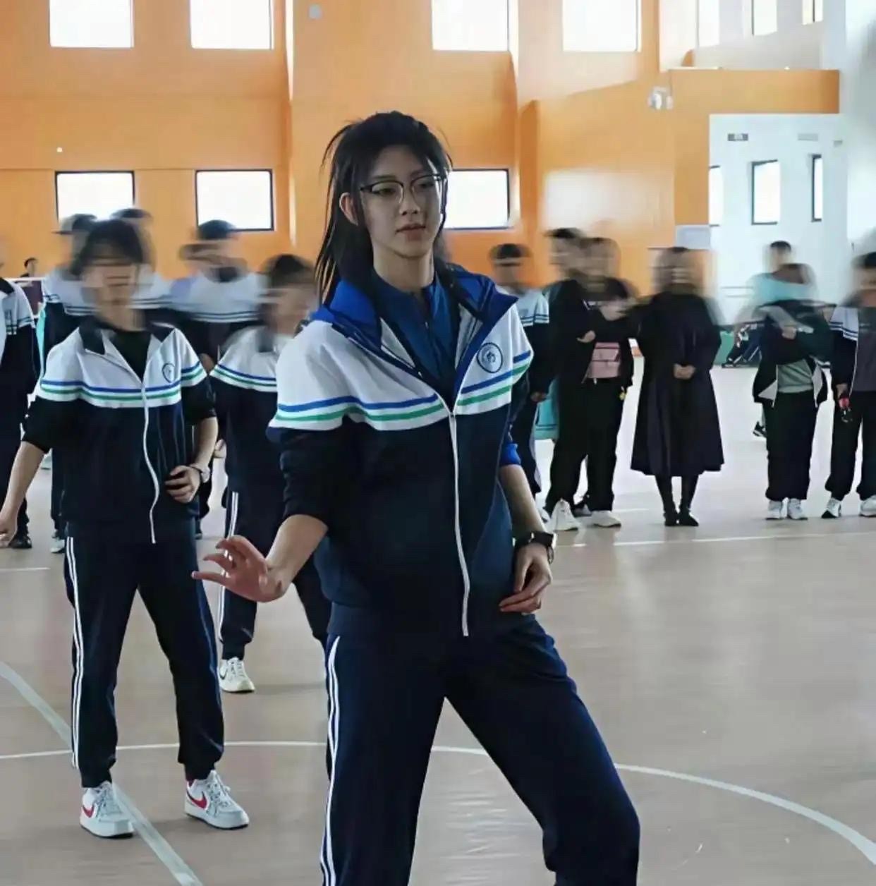 以前一直觉得校服很丑长大了才发现丑的不是校服而是你