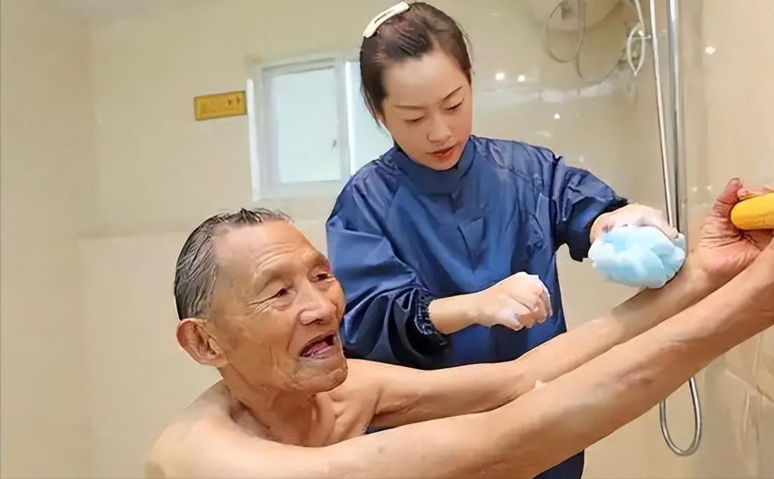 老年人要知道！劝告：超过60岁的老人，宁可不洗澡有味，也别忽视洗澡时这几件事