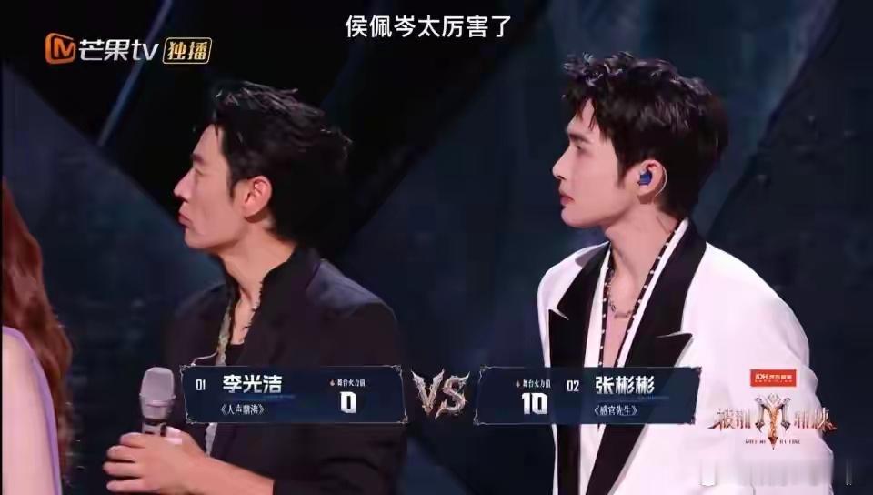 姚琛、满江、曹骏这一组，曲目换成潘玮柏的《狂爱》，依旧是节奏很炸的唱跳嗨歌。临时