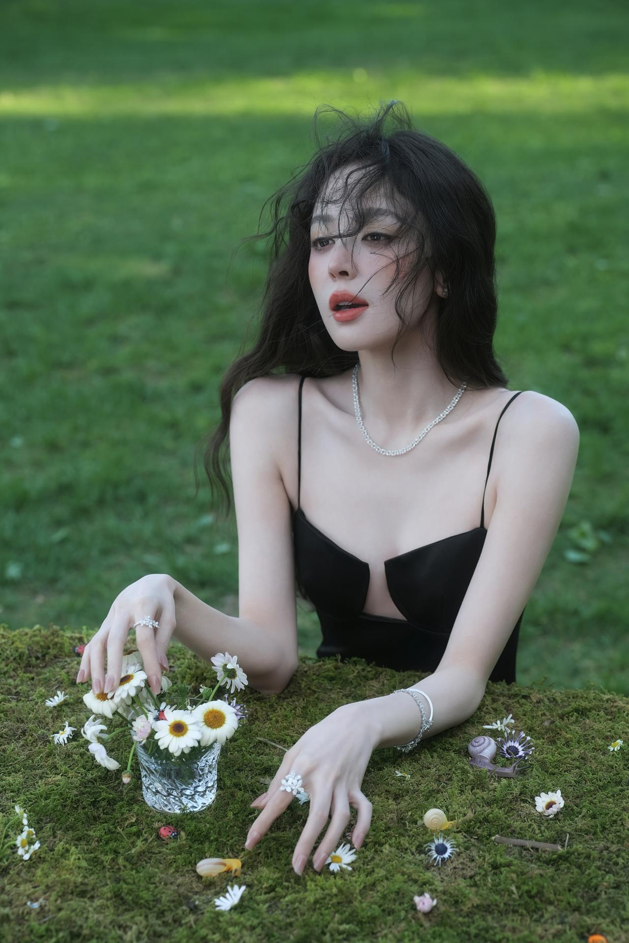🌿娜扎新封面杀疯了！这才是“林间精灵”的天花板！不是所有明星都能把“自然感