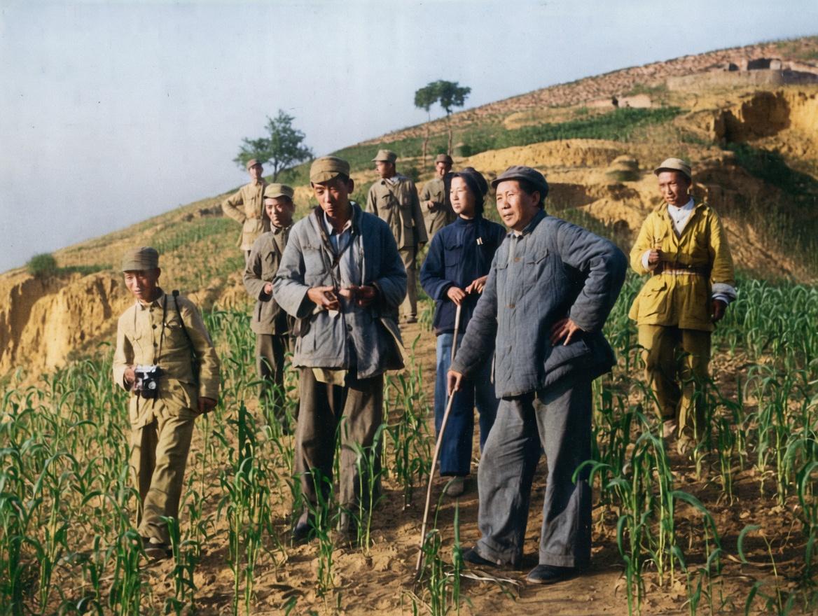 1947–1948年，陕北，毛泽东率领中共中央机关在陕北黄土高原行军。画面右侧