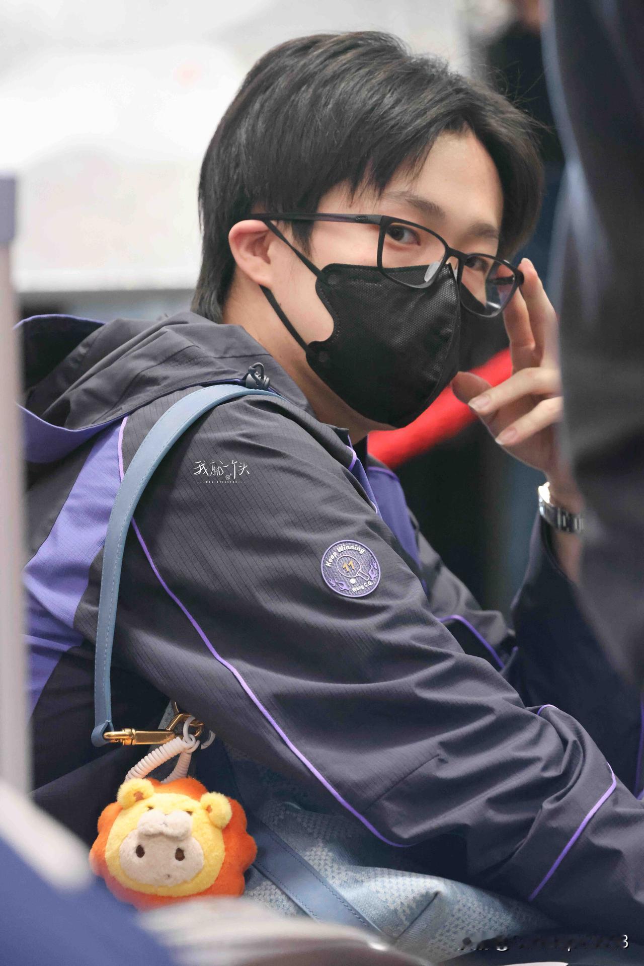 笑死了，网友说，HOHO爹第一次带HOHO出国，用电话绳把孩子拴住，这和带孩子