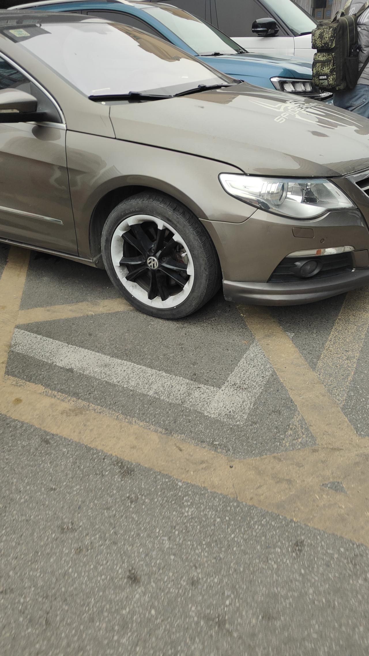 这轮毂有点像玩具车的主要是颜色[捂脸哭][捂脸哭]