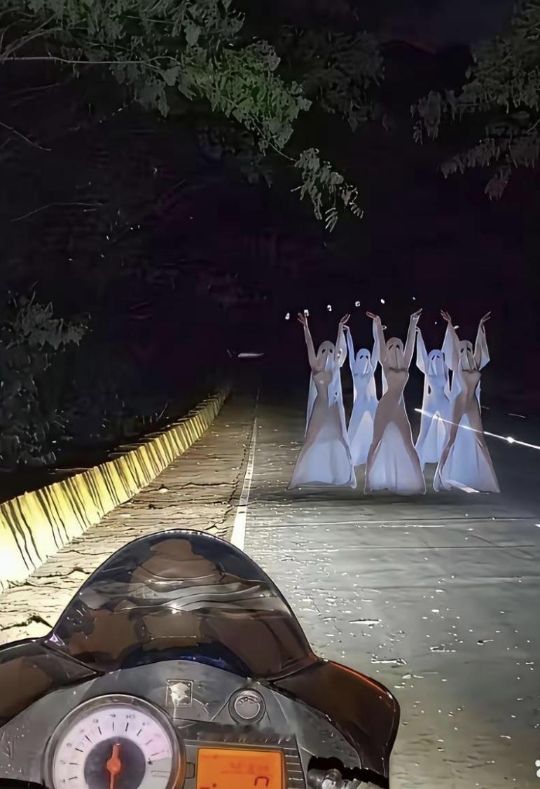 这要是司机一紧张加大油门撞过去了，算谁的责任[捂脸哭][捂脸哭][捂脸哭]