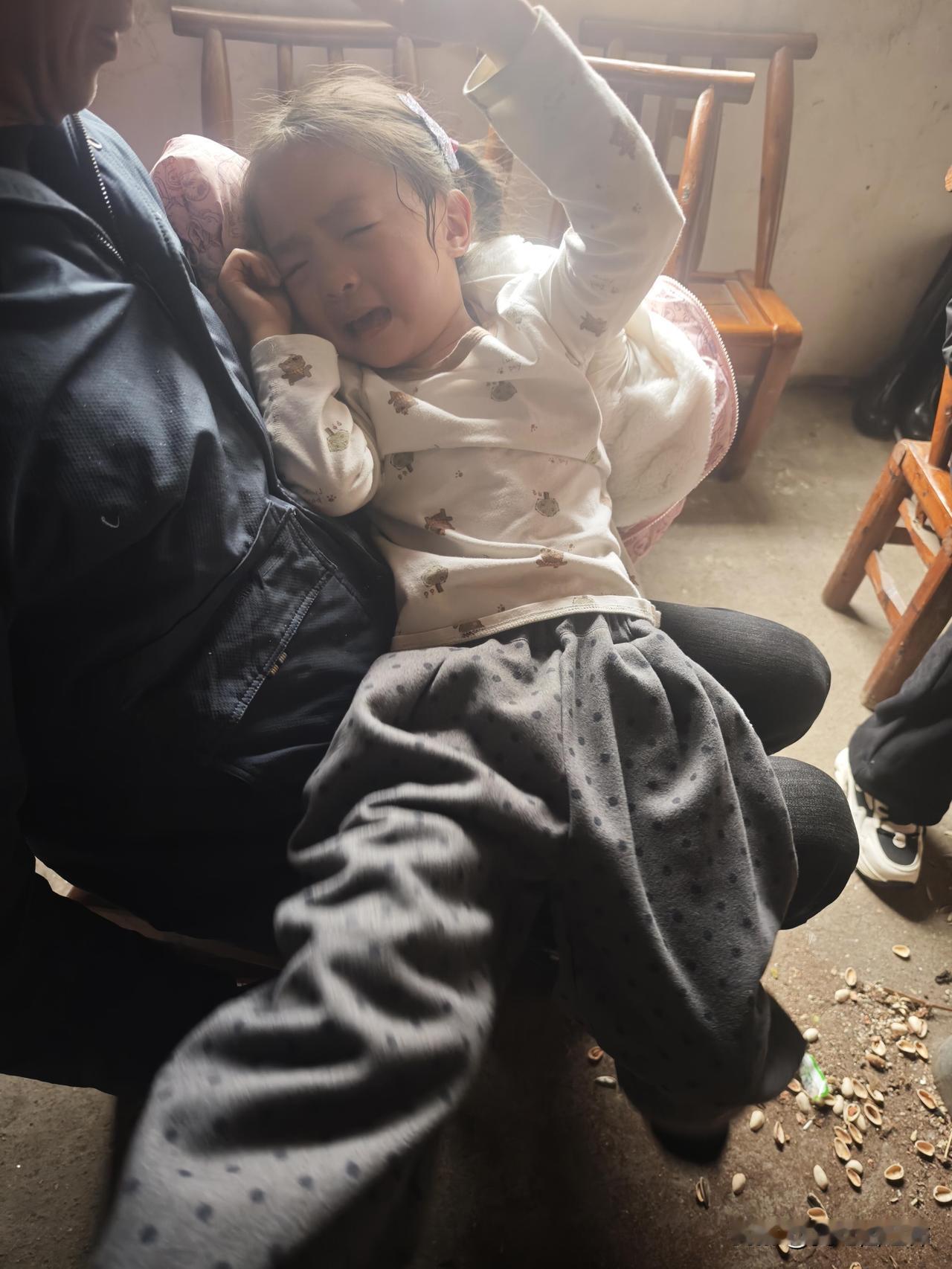 你们家里有这样的娃吗大冬天的，大家都穿三四件，羽绒服都离不开，她天天喊热，不愿