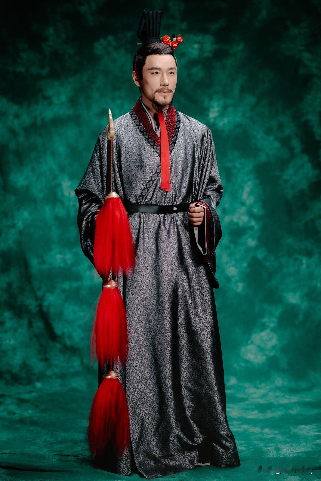 摄影师也是人才啊，胡兵可是192cm的大高个啊，硬生生把他拍出了五五分身材，身高