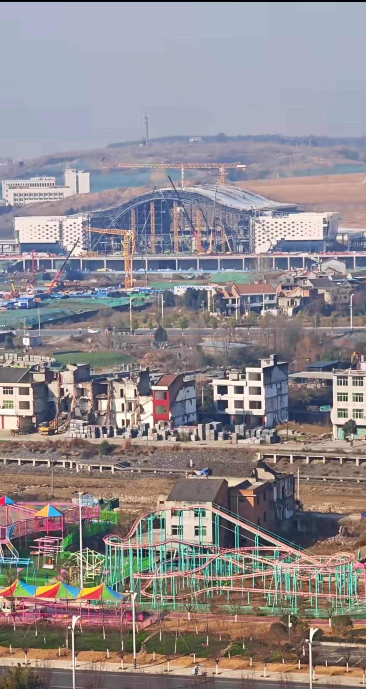 貌似西安东站没有安康西站的地理位置好，西安东站背靠白鹿原，后面一片荒芜，到时在这