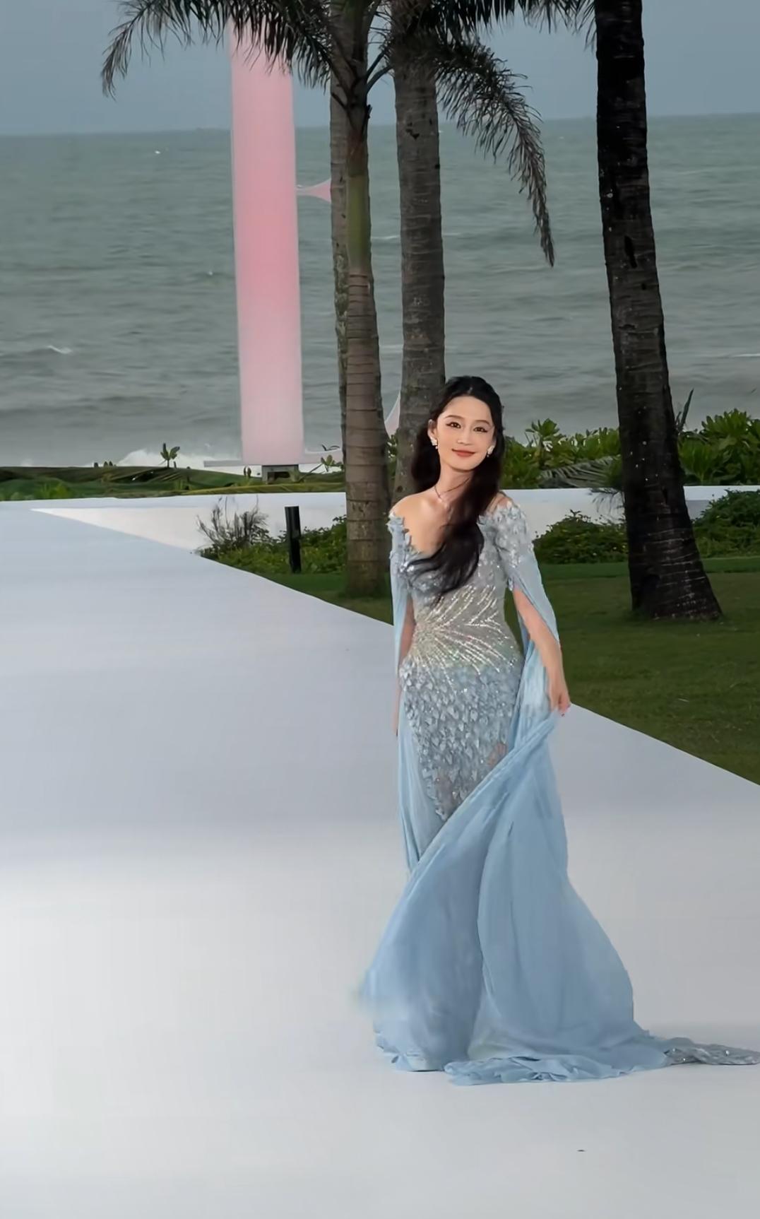 李沁海边红毯：把“海的女儿”穿成了具象李沁这袭蓝裙往海边一站，直接把“海的