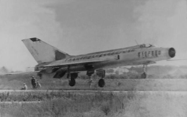 1979年定型的歼-8白（仅可白天作战）生产8架给空军航校试用，结论是：除了极速