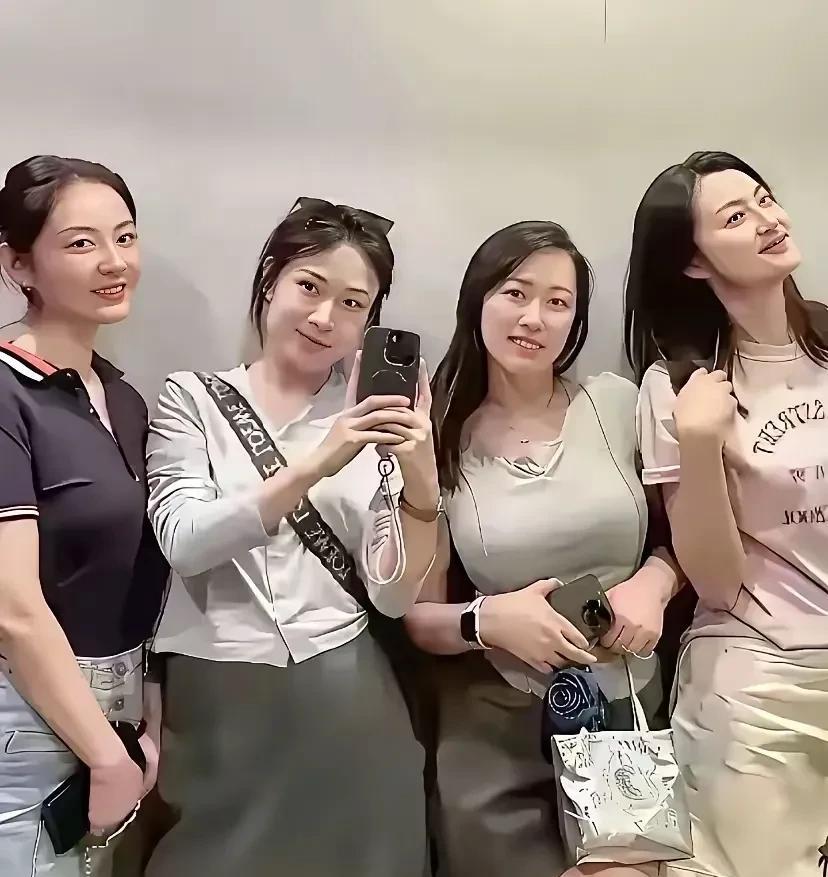 姐妹四人，只有一个结婚了！你能看出来是哪个吗？