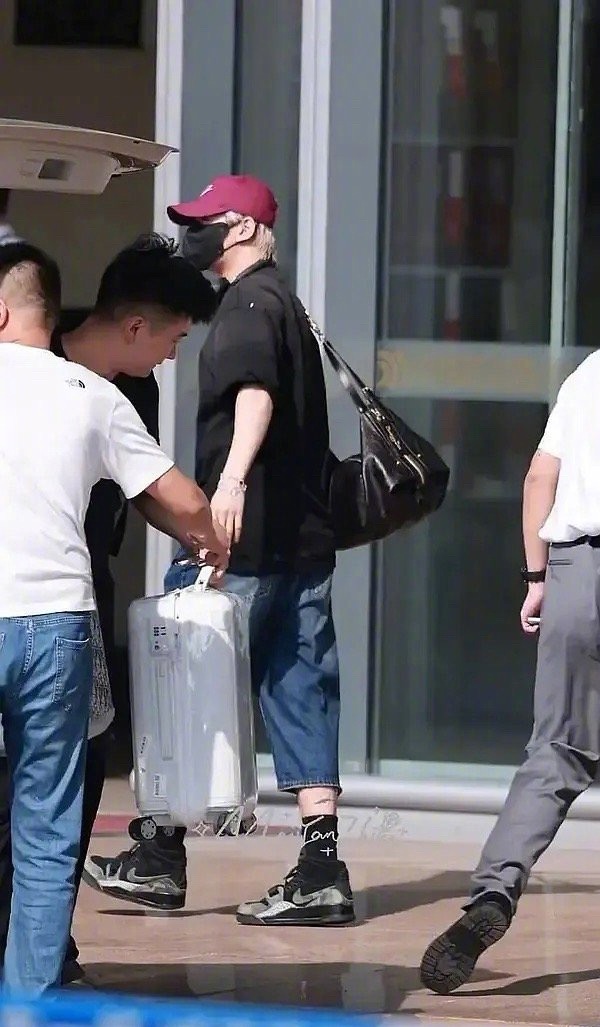 邓为新路透，身材被质疑了…​​​