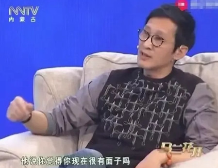 2005年，傅彪因为癌症时日无多，嘴里却还念叨着王劲松。王劲松听到消息，推掉所有