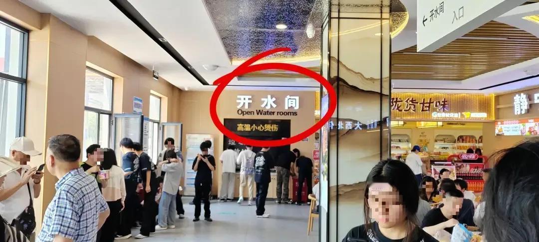 这样的笑话其实太多了。“小心滑倒”有的被译成“Slipcarefully”