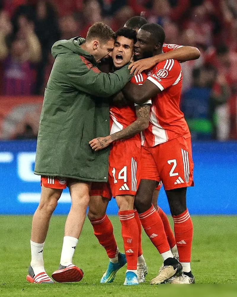 就为每周3万英镑，利物浦把大腿迪亚斯推给拜仁，结果人家反手就给了23万周薪，这账