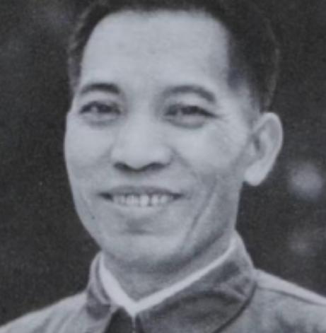 1979年，我军攻打越军炮台受阻，打了100多发炮弹，都攻不破，这时，一个毫不起