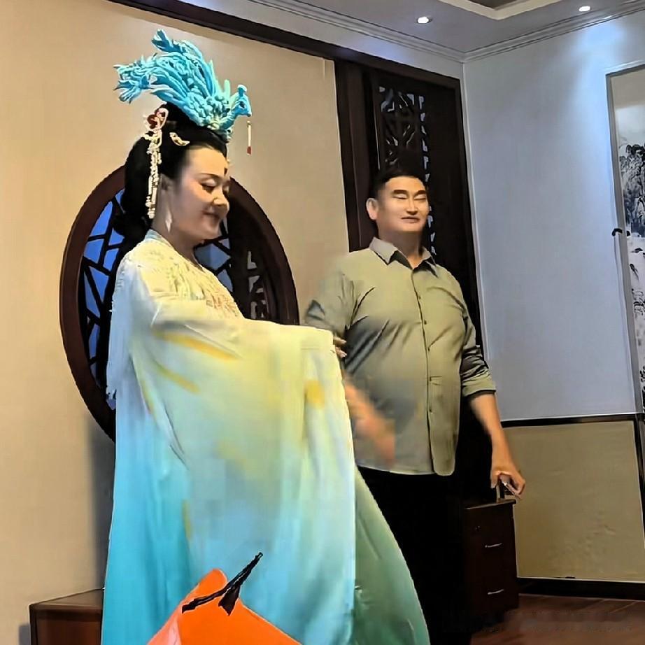 大衣哥朱之文在参加活动前，与扮演女王的搭档一同排练节目。音乐奏响，朱之文和“女王
